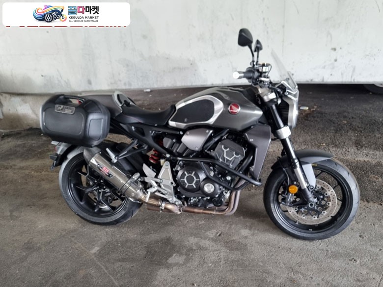 cb1000r 18년식 실버 24000 km 판매합니다 열선핸들 사이드 박스 요시무라 슬립온  엔진가드 풀튜닝