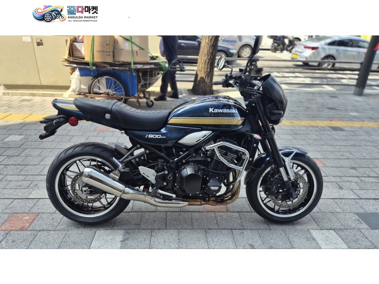 년식대비 적당한 적산거리와 바이크관리 꼼꼼하게 관리 유지한 가와사키 23년식 Z900 RS 진청색 판매 합니다.