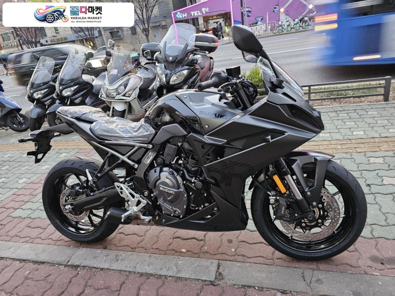 스즈끼 GSX 8 R