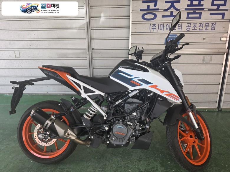 2023년식 duke125 판매합니다 1000키로 신차급입니다