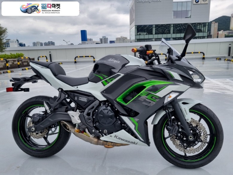 2022년식 1783km 닌자 650 ABS 아크라포빅 풀시스템 머플러 구변완료 분양중. 12개월~36개월 신용카드 무이자 할부가능.