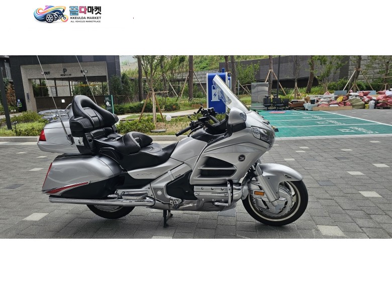 지금껏 보지못한 LED헤드라이트 적용한  실버 골드윙.