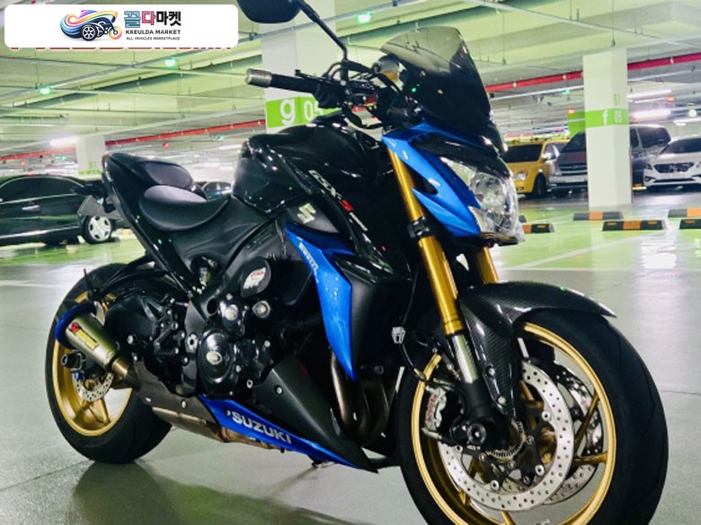 튜닝 많이되어있고 관리잘된 스즈키 GSX-S1000 18년식 판매합니다