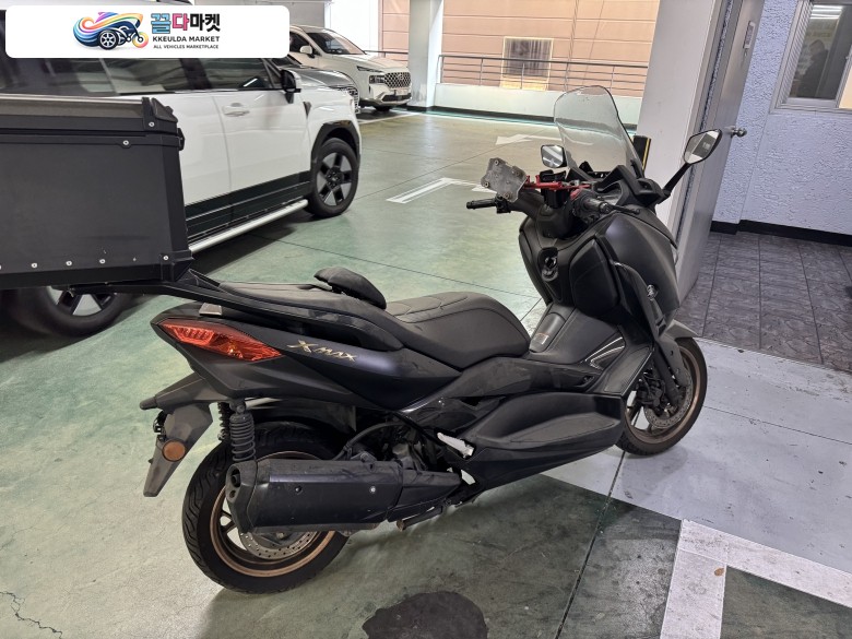 XMAX 300