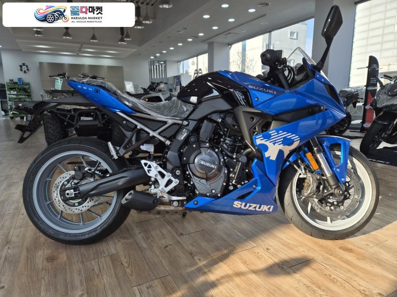 스즈키강릉점//GSX-8R 블루 (24년식) 신차판매합니다. 파격할인!!! (신한마이카 10년, 롯데카드할부 5년,캐피탈 가능)