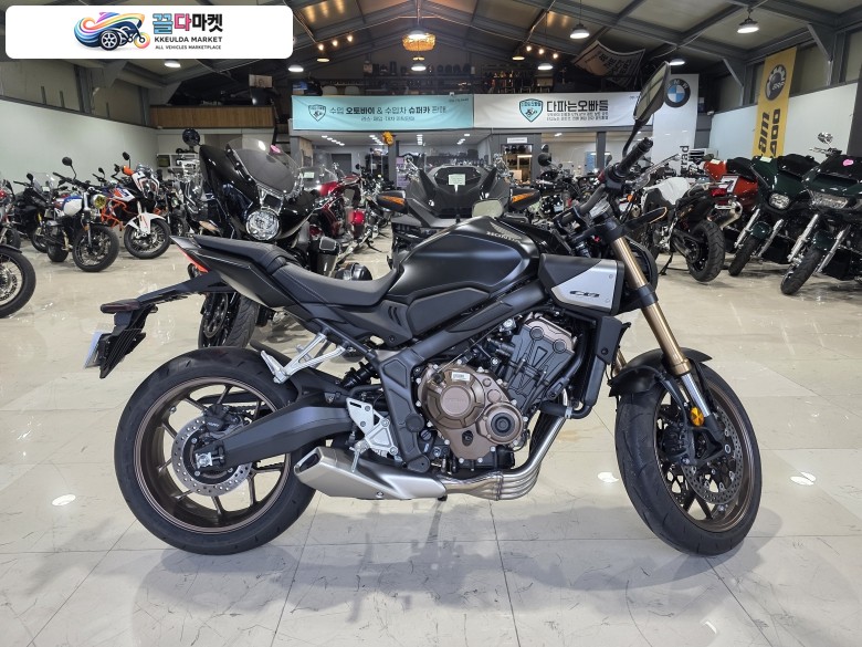 CB650R MT 모델 입니다. E 클러치 모델도 신차 있습니다. 문의 주세요^^