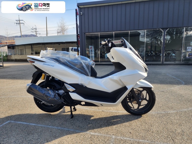 [신차]HONDA 혼다 PCX125 2026년 화이트 고급스러운 스타일링과 쾌적하고 여유로운 주행 성능
