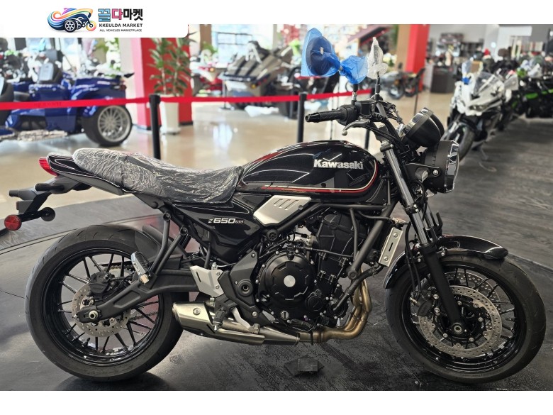 가와사키 2023년식 Z650RS 블랙 신차입니다.
