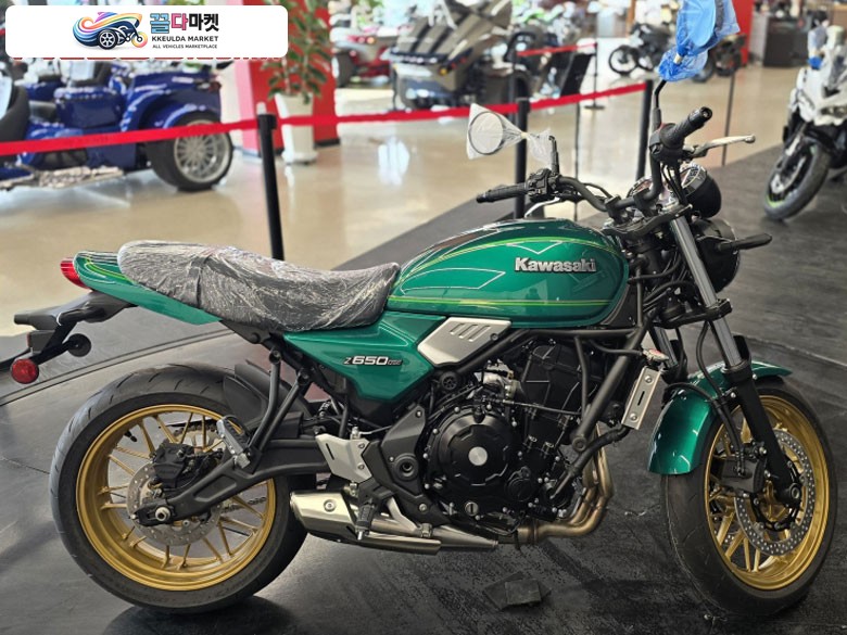 가와사키 2023년식 Z650RS 그린 신차입니다.