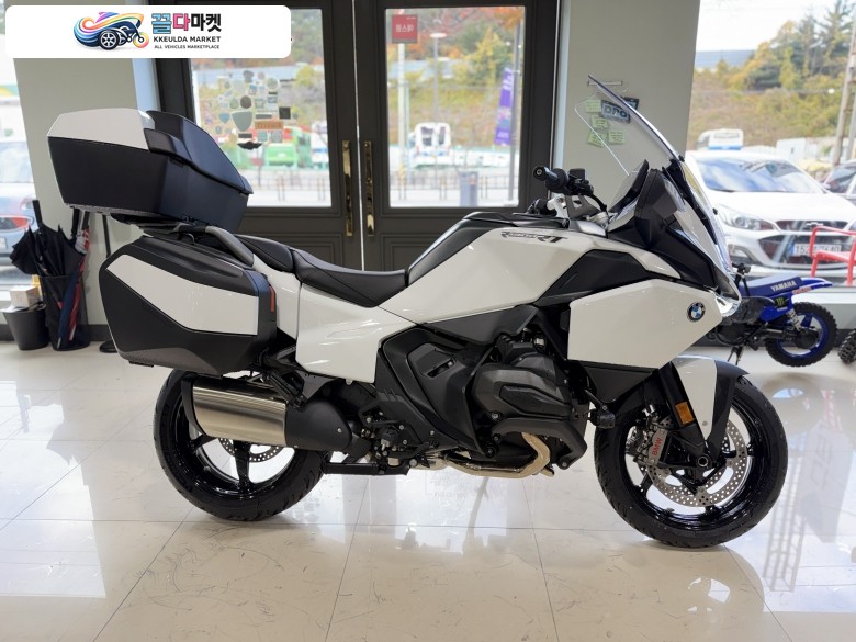 2026년 BMW R1300RT화이트 취등록비 무료!!! 트리플 블랙 컬러도 계약취소 차량 한대 특별가격 가능합니다^^