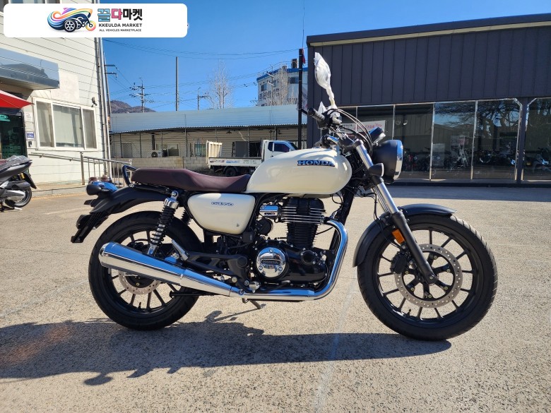 [신차]HONDA 혼다 GB350 균형 잡힌 차체와 크롬 디테일, 원형 포지션 램프가 어우러진 ‘Balanced Roadster’로