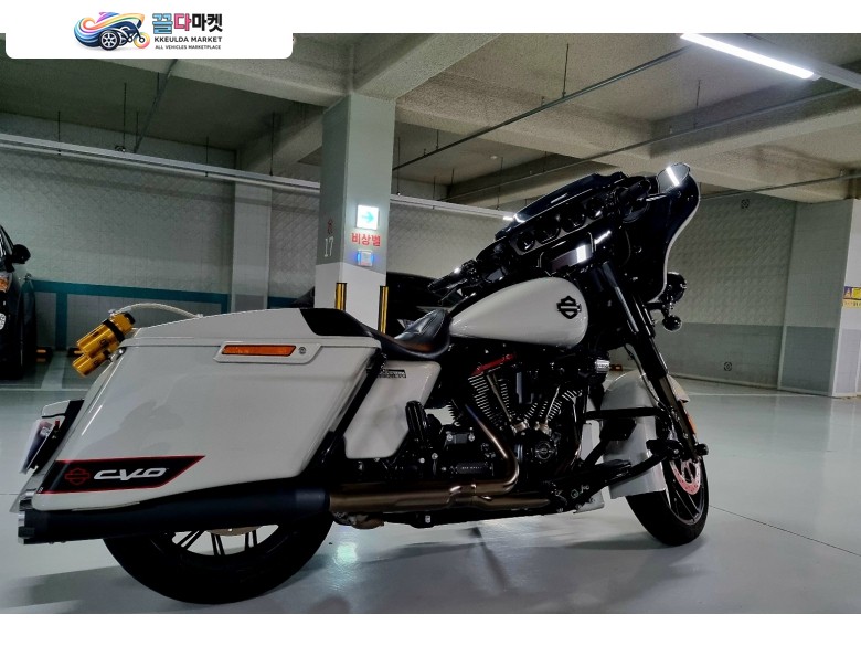 신차급 CVO 스트리트 글라이드 판매합니다. 8000KM