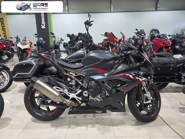 BMW S1000RR 입니다.