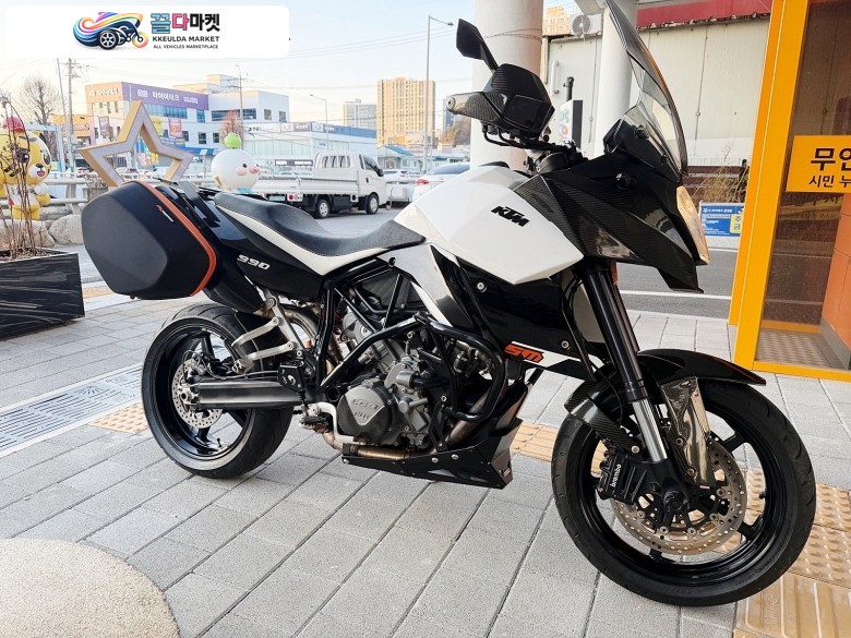 KTM 990SMT 2011년식 키로수 짧은 바이크 풀옵션 판매합니다.