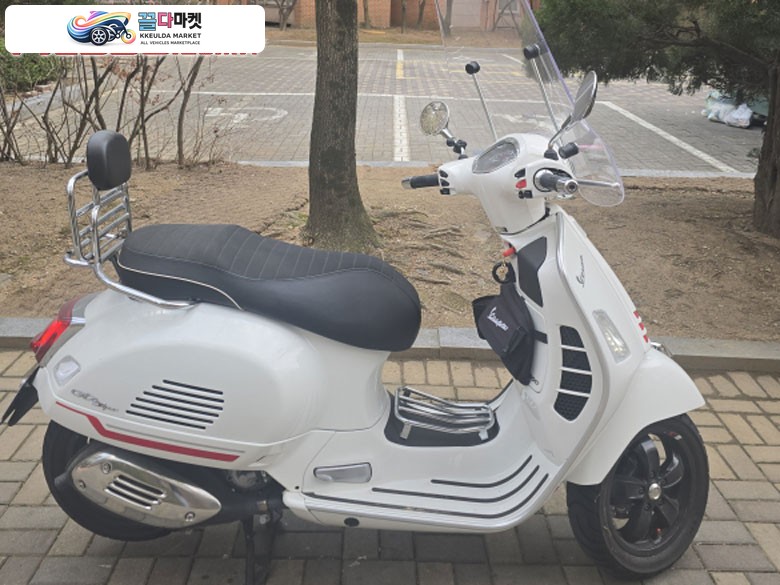 주행거리 짧은 흰색 베스파 300super sports