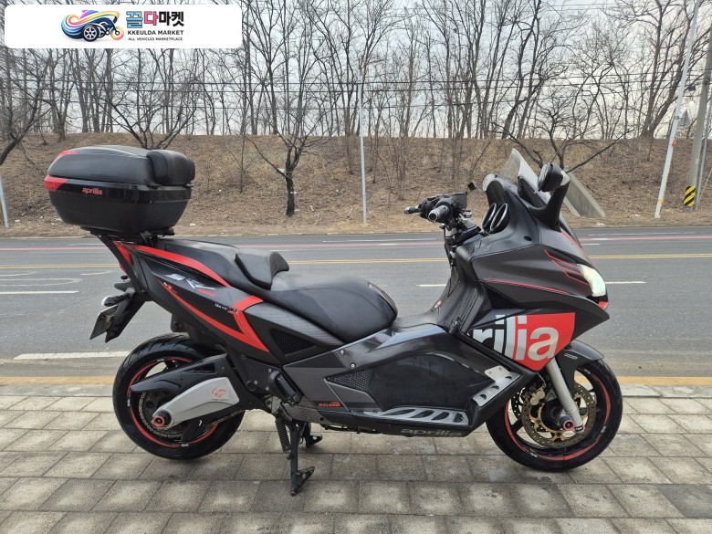 아프릴리아 빅스쿠터 SRV850 블랙컬러모델 아크라포비치 머플러