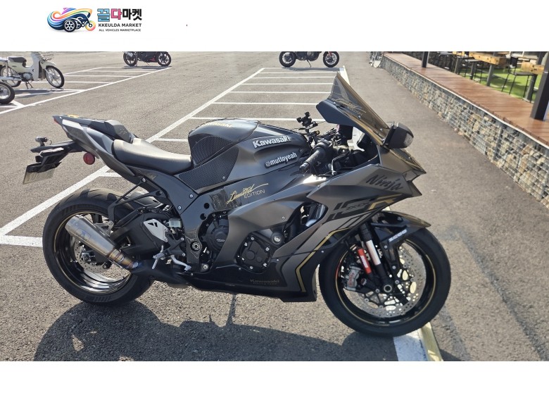 zx10r 23년식 적은키로수 한정색상 블랙골드