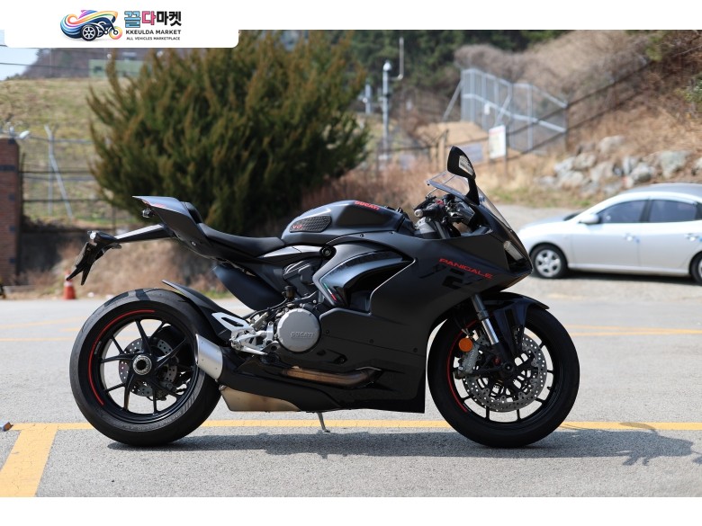 24년식 마지막 싱글 스윙암(신차급) 두카티 파니갈레 V2 블랙 에디션 팝니다. 3988km