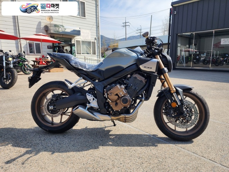[신차]HONDA 혼다 CB650R E 클러치 도심에서의 주행이 연상되는 디자인에 직렬 4기통 엔진을 더해 스포티한 네이키드