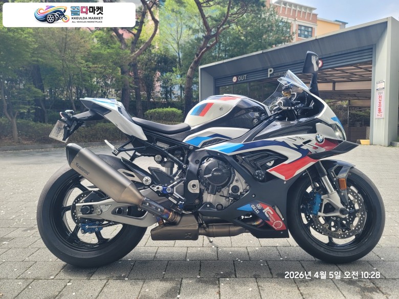 22년식 23년박스오픈 M1000RR 팝니다.