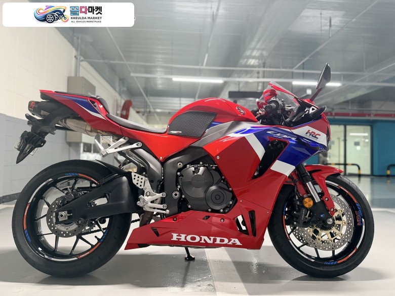 25년 혼다 CBR600RR 신차급 팝니다 아크라포빅 머플러 구변완료 1,700km cbr600rr 짧은키로수팝니다