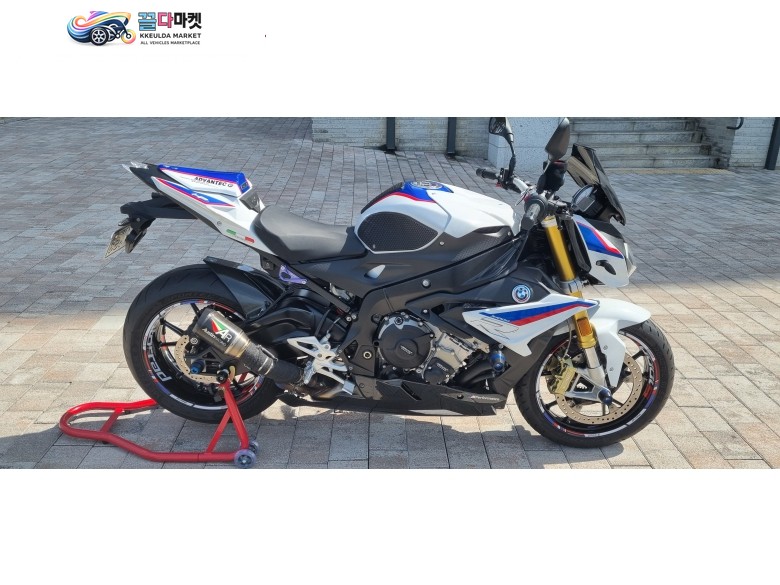 2021년식 BMW S1000R 입니다.