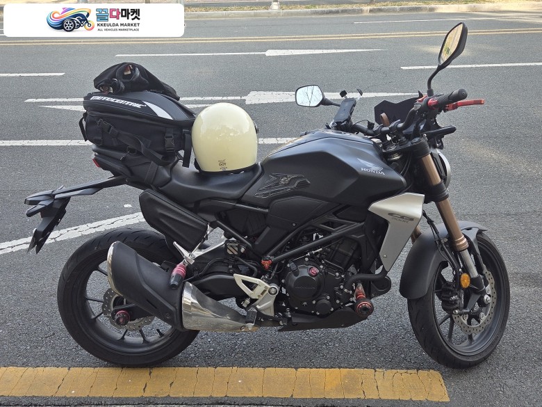 주행거리 짧은 깔끔한 인기 혼다 CB300R 입니다.