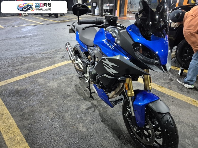23년식 BMW F900XR 5,000km 900만원 (블랙위도우 정품머플러 구변 X) 보증기간 8월까지