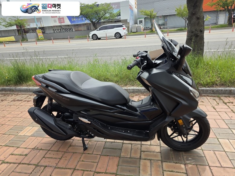 포르자350 24년식 깔끔합니다.