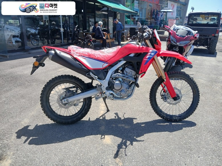 안녕하세요 여기 빛나는 2025년 혼다 CRF300 신차 팔아봅니다~~