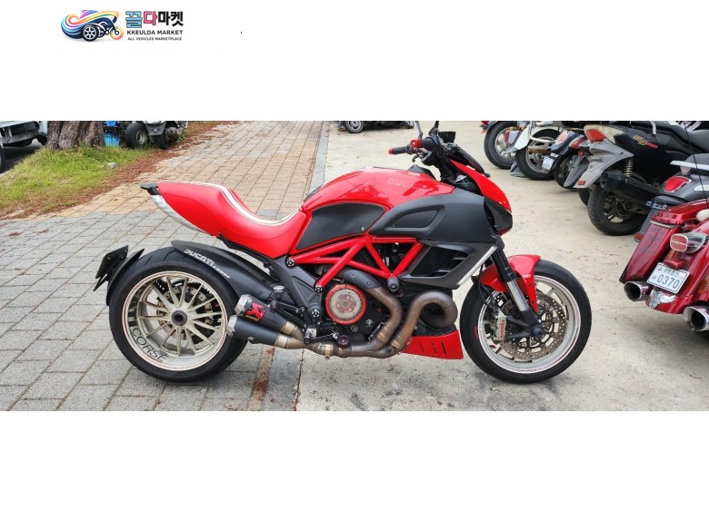 투카티 디아벨 팝니다.