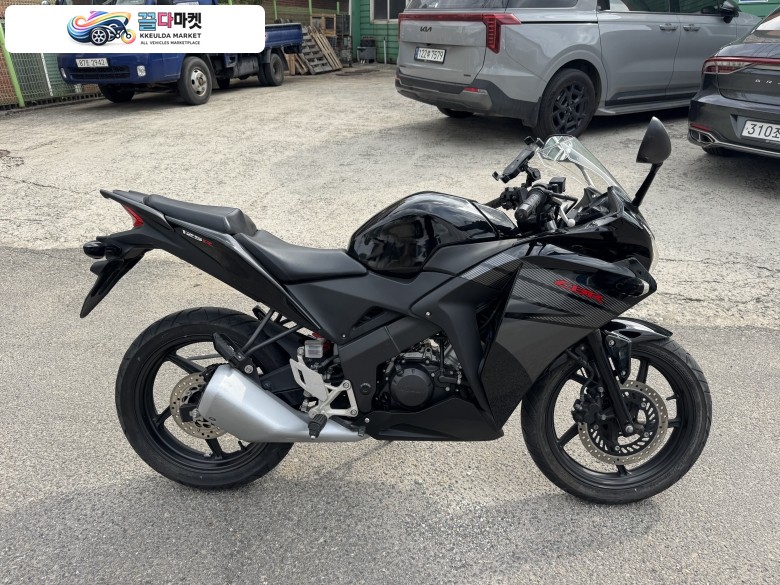 혼다 cbr125 16년형 무꿍무슬립 AA급 냉동차 신차컨디션 판매합니다