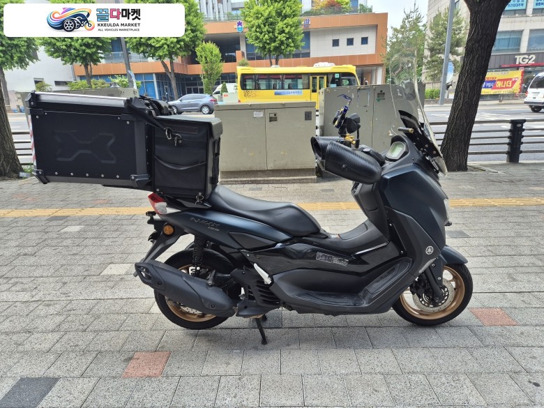 2024년 야마하 4S 공식매장인 중랑점에서 신차출고해서 1인이 소유해온  24년식 야마하 NMAX155ABS (무광 녹색)  판매 합니다.