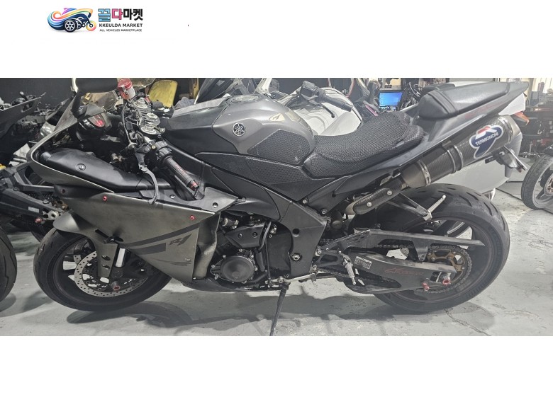 야마하 YZF R1 쥐색
