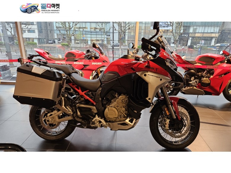 두카티 멀티스트라다 V4 RALLY 모델 신차상태입니다.