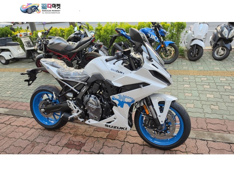 스즈끼 GSX 8 R