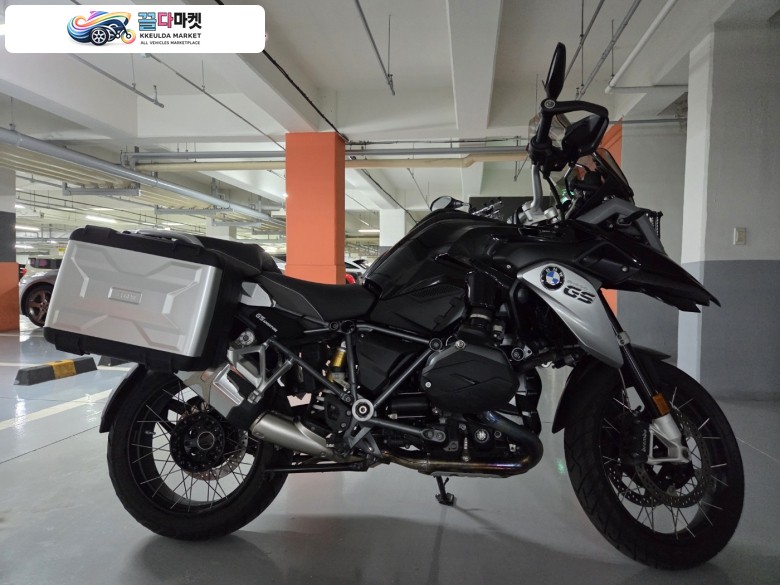 r1200gs 트리플블랙 17년식 판매합니다.