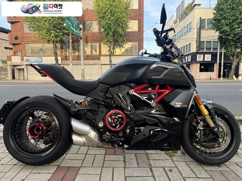 키네오 단조 휠 장착 2022두카티 디아벨 1260s 판매 합니다