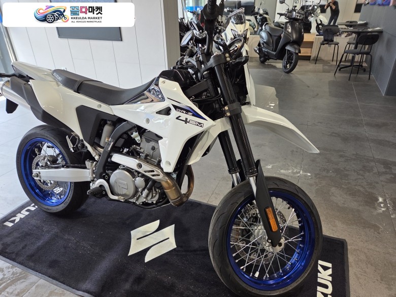 스즈키 신모델 DR400-SM 화이트 판매합니다
