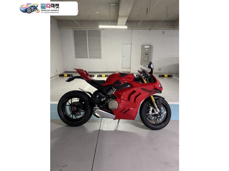 두카티 파니갈레 v4s 2023년식 팝니다.