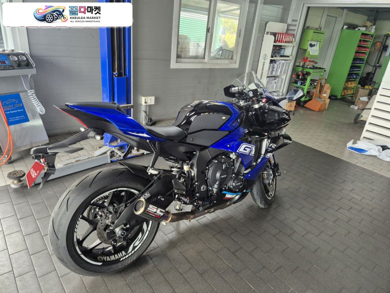 3500km 20년식 블랙 R1 팝니다.