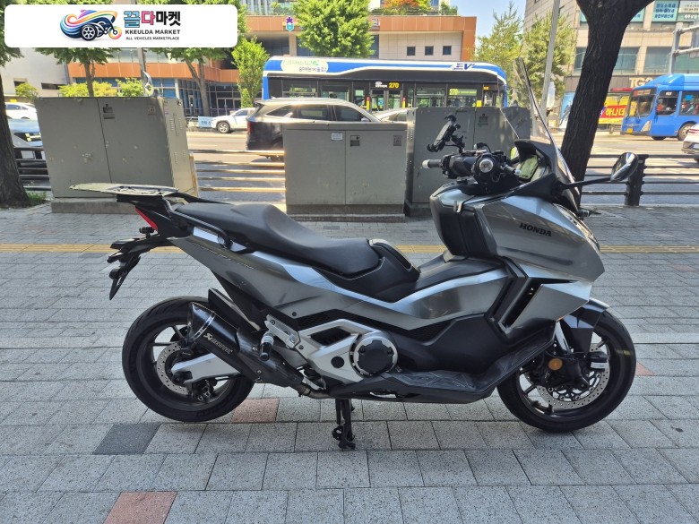 년식대비 적산거리는 있으나(34,877km) 소모품 관리 꼼꼼하게 체크해온 23년식 혼다 포르자750 유광그레이 판매합니다.