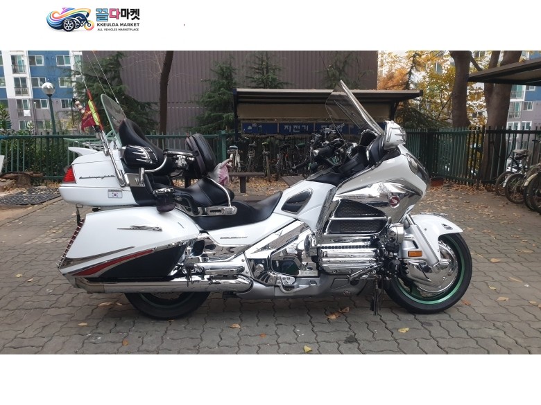 17년 HONDA 골드윙 1800 깔끔한 흰색 풀옵션 중신형모델 판매(분양) 합니다.