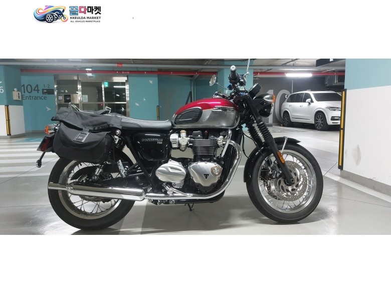 800키로 주행한 본네빌 t120 판매합니다.
