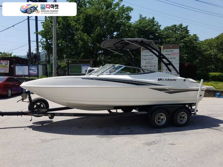 8인승으로 보팅을 즐기기에 최적화된 디자인과 성능의 보트입니다!