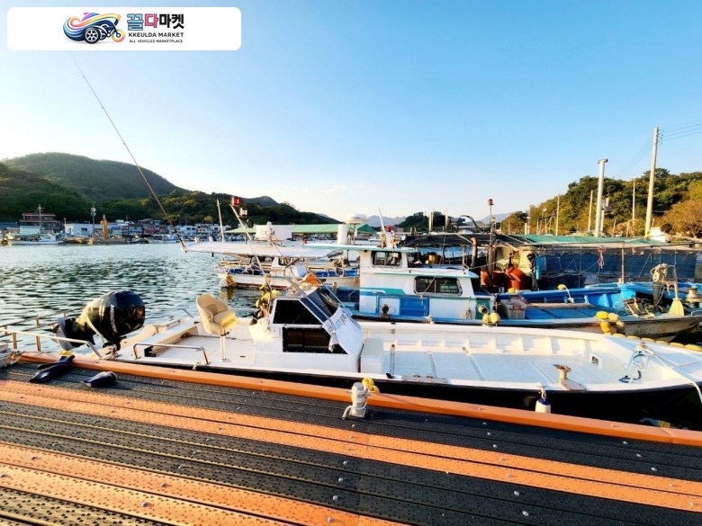 레져선 1.98톤 선외기 350마력 판매합니다. (기루있고.선실 있습니다.)