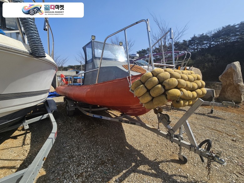 2023년식 21피트 불침선 보트 몰드만 판매합니다.
