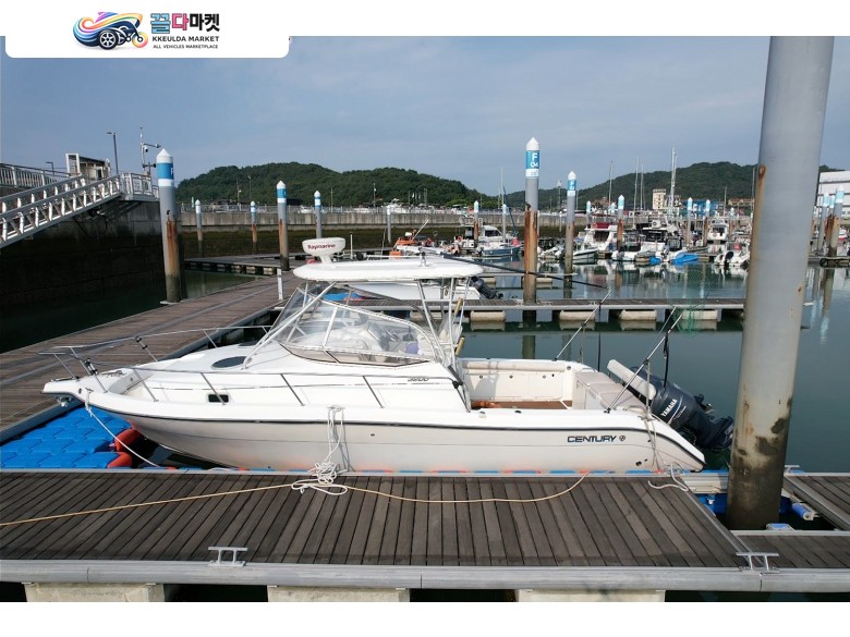 센츄리 300 GRANDE 2007년식 미국의 역사 깊은 프리미엄 보트 빌더 Century Boats의 명작, Century 3200 WA (Walkaround) 모델을 판매합니다.
